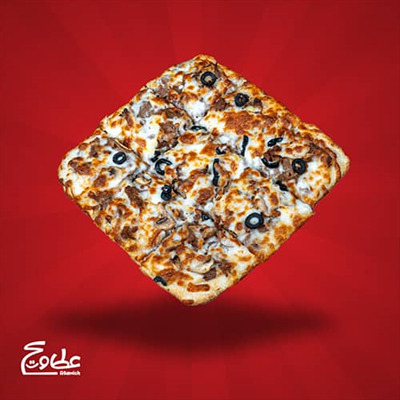 خمیر پیتزا 21*21 پنجره ای ، دونر استیک گوشت ، قارچ ، پنیر موزارلا ، سس آلفردو و زیتون سیاه پیتزا دونر استیک پنجره ای متوسط